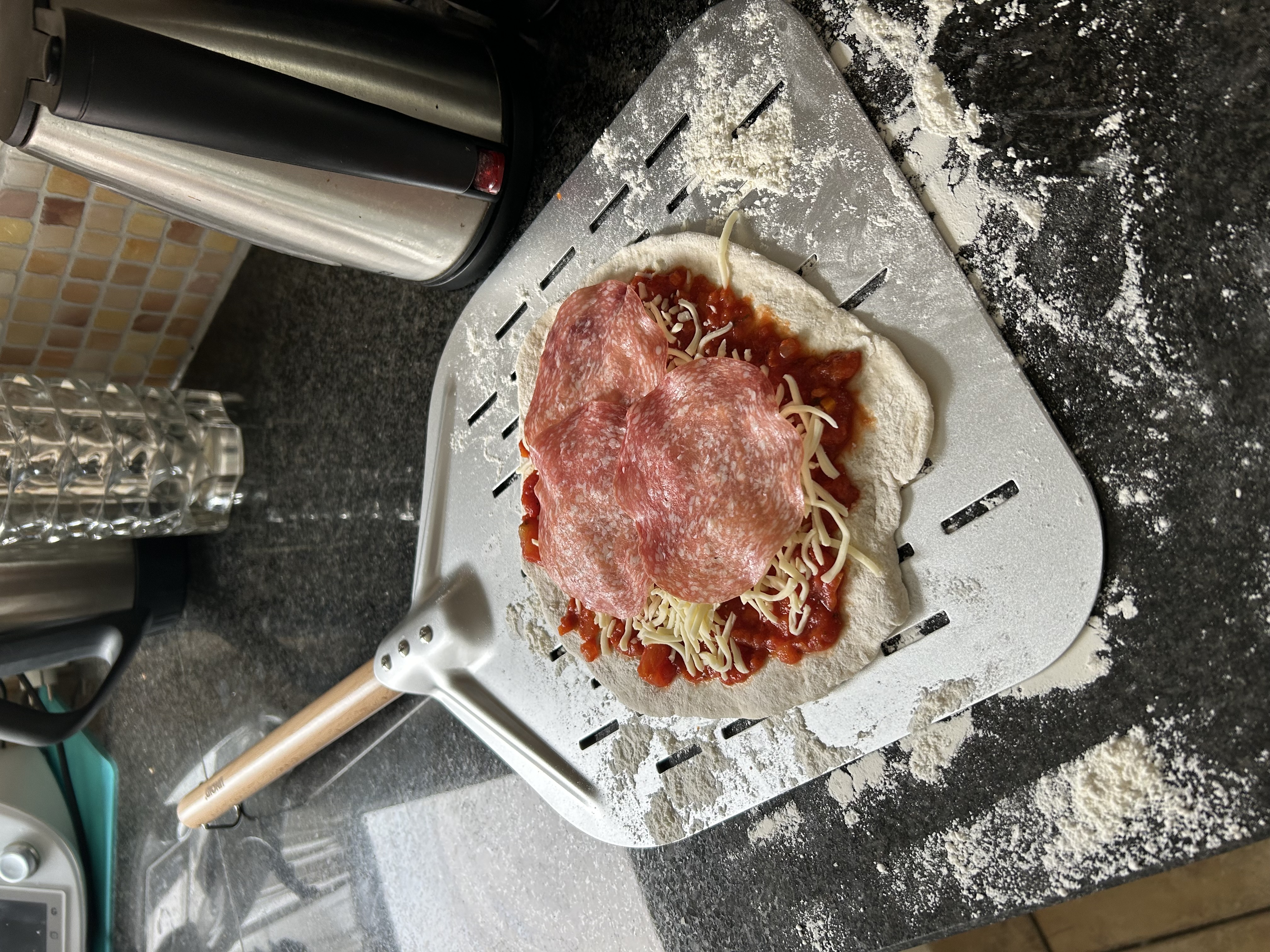 Pizza frisch auf dem Blech